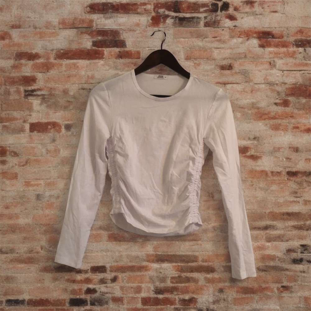 Long-sleeved white ruched shirt